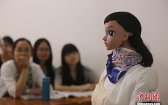 “Cô giáo Robot” giảng bài xôn xao giới sinh viên