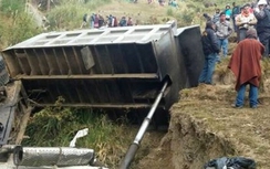 Xe tải lao xuống vực sâu, 71 người thương vong