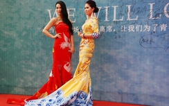 SV mặc trang phục như ngôi sao trên thảm đỏ đến lễ tốt nghiệp