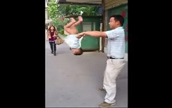 "Không thể tin nổi": Bé trai 1 tuổi nhào lộn trên tay bố