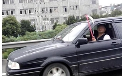 Bệnh nhân trốn viện, vừa lái xe vừa truyền nước