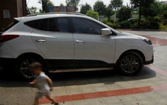 Bé 4 tuổi chết thảm trong ô tô giữa nắng vì bị bỏ quên