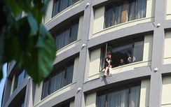 Ôm con dọa tự tử đòi chồng... ký đơn ly hôn