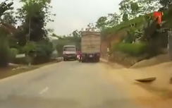 Thót tim xem đôi nam nữ liều mình lao vào giữa 2 xe tải
