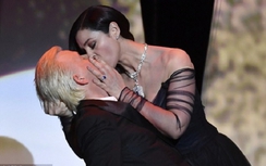 Cưỡng hôn, lộ nội y tại Cannes 2017