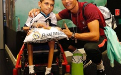 Ronaldo tới thăm fan nhí dị tật trước trận gặp Hungary