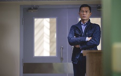 Tài tử Cổ Thiên Lạc suýt bị đâm mù mắt ở trường quay