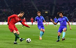 Tin bóng đá 27/3: CR7 ăn vạ lộ liễu, Wenger sẵn sàng chờ trảm