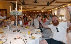 Cặp đôi hủy lễ cưới để ăn mừng chiến tích của tuyển Anh