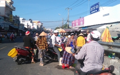 Chiếm dụng lòng đường để thành lập chợ tự phát, gây mất ATGT