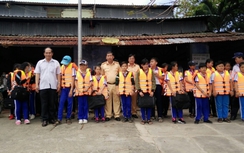 Cà Mau: Trao 1.000 áo phao cho học sinh có hoàn cảnh khó khăn