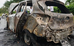 Hyundai 4 chỗ cháy ngùn ngụt, tài xế đạp cửa thoát thân