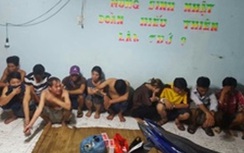 Bắt quả tang hàng chục đối tượng đánh bài ăn tiền