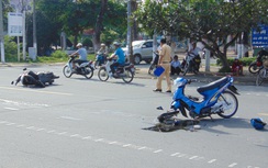 Xe máy gãy lìa bánh, nam thanh niên trọng thương sau TNGT