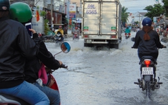 Thủy triều dâng bất ngờ, QL1 qua Bạc Liêu ngập nặng