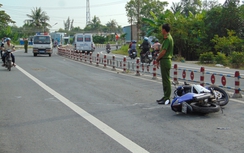 Xe máy tự va vào ta luy dọc QL1, 2 người thương vong