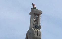 Cô gái “cố thủ” trên tháp chuông nhà thờ suốt 2 ngày liền