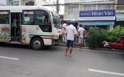 Tránh xe máy, xe buýt leo lên dải phân cách hất văng trụ đèn