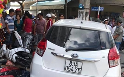Ô tô "điên" leo vỉa hè lùa 7 xe máy, 2 người bị thương