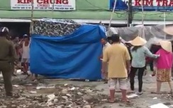 Cảnh sát bắn chỉ thiên khống chế người đàn ông cầm dao uy hiếp