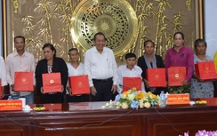 Phó Thủ tướng trao quà cho đồng bào Khmer nghèo ở Bạc Liêu