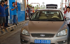 Xem xét kỷ luật tài xế xe biển xanh phản ứng tại trạm BOT