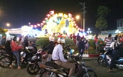 Đường phố Bạc Liêu đông nghẹt người trước thời khắc giao thừa