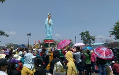 Người dân khấn vái cầu may bất chấp bốn bề ngập rác thải