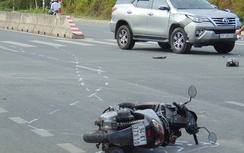 Rẽ trái bất ngờ, người đàn ông bị ô tô tông nguy kịch