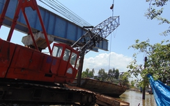 Xáng cạp lật đè sập nhà, 7 người trong gia đình sống khổ sở