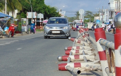 Dải phân cách mềm trên QL1 bị ô tô đâm sập trong đêm