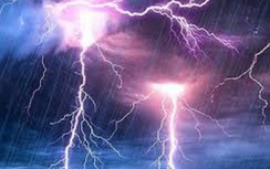 Đang chạy xe trên đường bất ngờ bị sét đánh chết