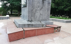 Tượng đài nữ anh hùng liệt sĩ Lê Thị Riêng đang xuống cấp