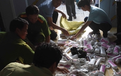 Công an phá khóa kiểm tra kho hàng mỹ phẩm ở Cà Mau