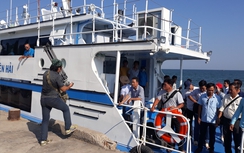 Kiên Giang: Tiếp nhận tàu cao tốc cứu nạn chịu sóng cấp 6