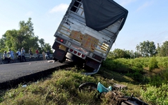 Dừng xe bên lề đường, 2 người bị xe tải tông nguy kịch