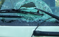 Nhiều xe tải bị ném đá vào ban đêm trên Quản lộ Phụng Hiệp