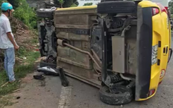 Chở bà bầu đi đẻ, taxi lật ngang đường