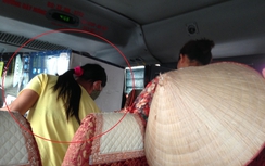 Vận chuyển hàng hóa bằng xe khách: "Tiền trao... cháo múc"