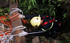 Vụ 3 phu vàng bị kẹt: Đưa nạn nhân cuối cùng ra khỏi hang