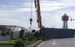 Đâm vào dải phân cách, container lật ngang đường