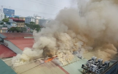 Hà Nội: Cháy lớn ở xưởng gỗ, nhân viên hoảng loạn tháo chạy