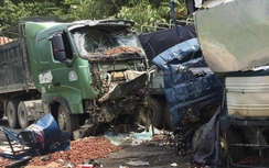 Xe tải chở mận đâm xe đầu kéo, 2 người chết tại chỗ