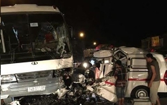 Xe cứu thương đâm xe chở công nhân, 5 người thương vong