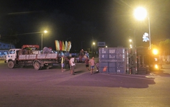 Xe container lật ngang sau cú đâm xe tải