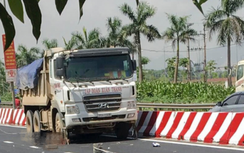 Nam công nhân sơn dải phân cách chết thảm dưới bánh xe tải