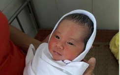 Phát hiện trẻ sơ sinh bị bỏ rơi giữa trời mưa