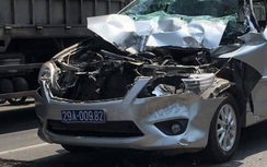 Xe Innova biển xanh va chạm xe tải, hai người bị thương