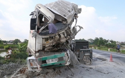 Tin mới vụ hai xe tải đấu đầu, hai tài xế tử vong