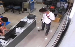 Mang dao, súng khống chế nhân viên siêu thị điện thoại